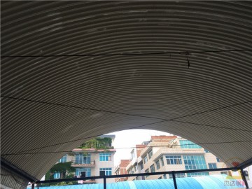 云南昭通12米跨度拱形屋頂車棚翻新工程